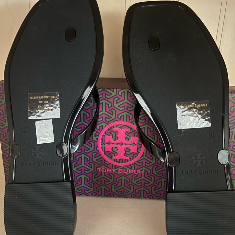 Tory Burch Roxanne Flip Flop - black
Size 9 
Never worn brand new - Picture 2 of 5